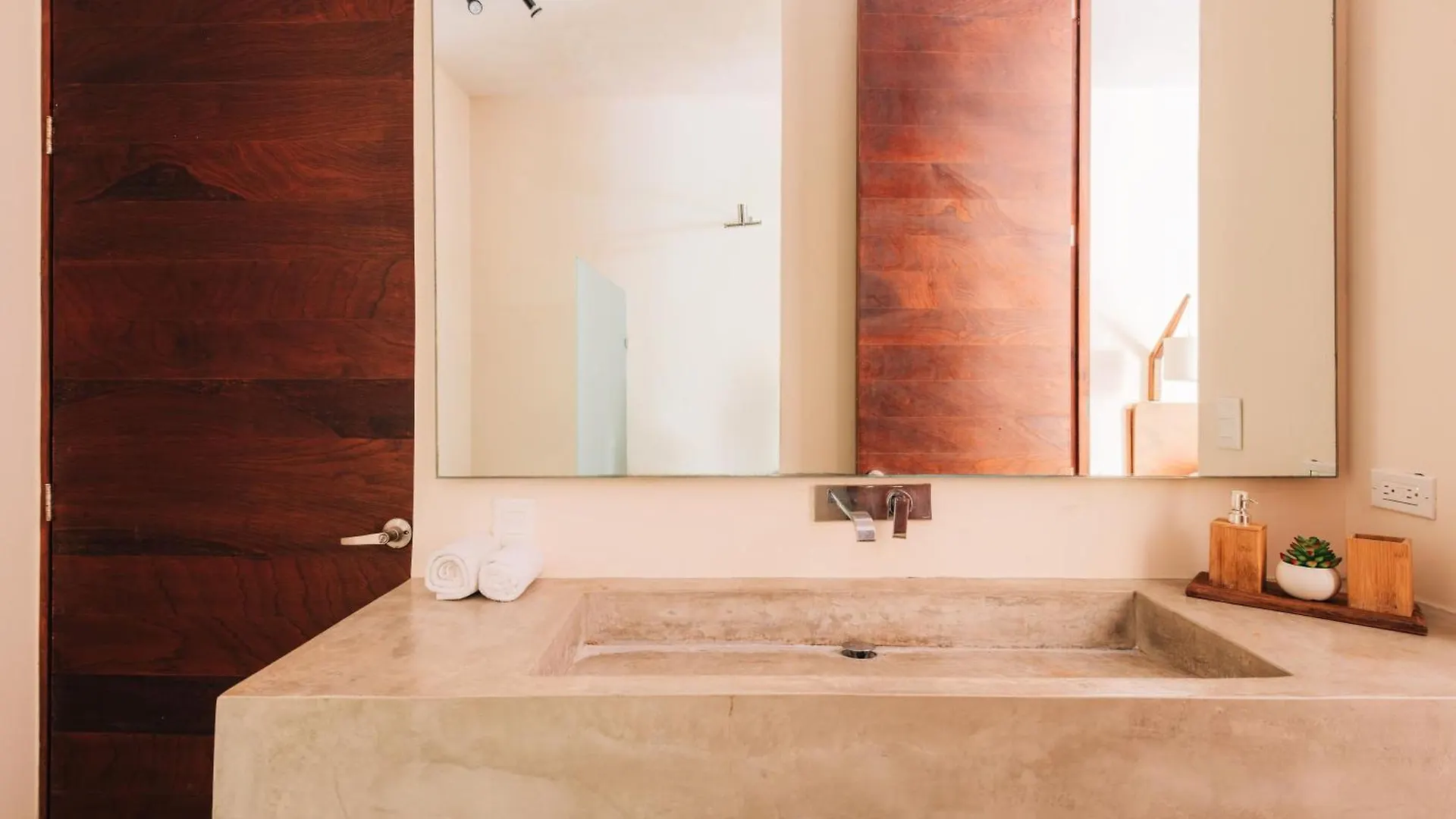 Aparthotel Spacious, Stylish, Comfortable, 2Bd 2Bth Condo,Private Pool 24Hr Concierge Tulum